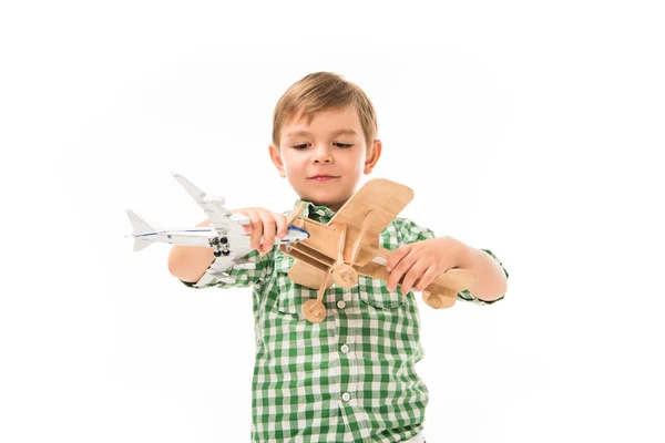 Adorável menino brincando com aviões de brinquedo isolado no fundo branco — Fotografia de Stock