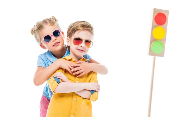 Niños con estilo en gafas de sol con semáforos de cartón en el fondo, aislados en blanco - foto de stock