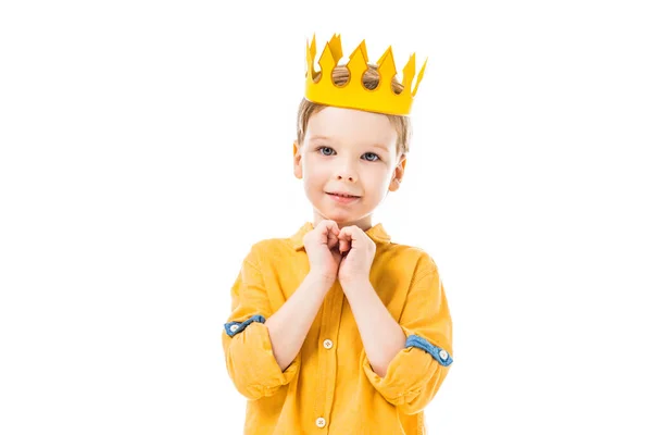 Чарівний хлопчик в жовтій короні з жестом, ізольований на білому — стокове фото