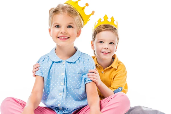 Adorables enfants en couronnes de papier jaune, isolés sur blanc — Photo de stock