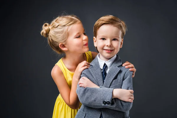 Poco elegante pareja abrazo y posando aislado en gris - foto de stock