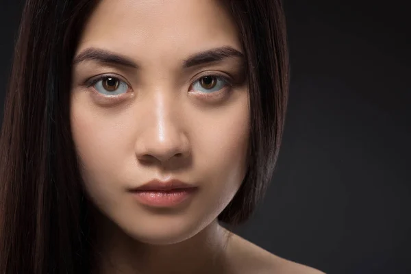 Retrato de bonita mujer asiática con cabello sano y fuerte aislado en negro - foto de stock