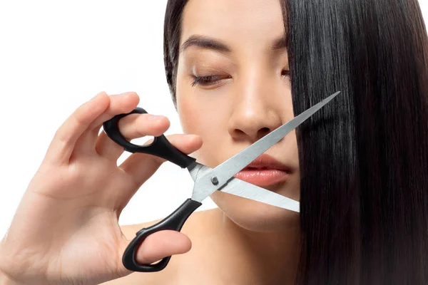 Retrato de mujer asiática con tijeras aisladas sobre pelo blanco, dañado y concepto de puntas abiertas — Stock Photo