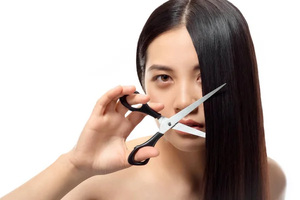 Портрет азіатки з ножицями ізольовані на білому, пошкодженому волоссі і концепції розділених кінчиків — стокове фото
