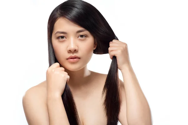 Portrait de modèle asiatique attrayant avec des cheveux forts et sains posant isolé sur blanc — Photo de stock