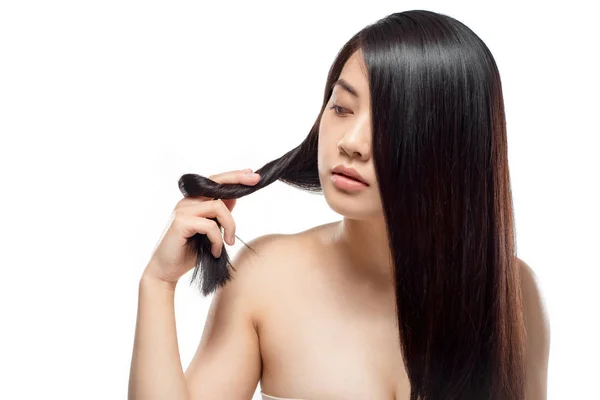 Retrato de modelo asiático con cabello sano y brillante posando aislado sobre blanco - foto de stock