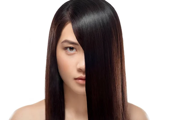 Portrait de modèle asiatique avec des cheveux sains et brillants en regardant la caméra isolée sur blanc — Photo de stock