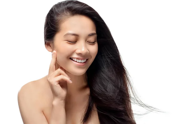 Retrato de modelo asiático alegre con cabello sano y brillante posando aislado sobre blanco - foto de stock