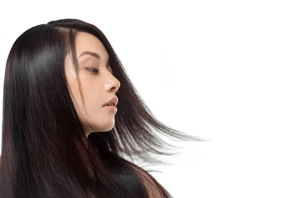 Portrait de jeune femme asiatique avec de beaux cheveux sains isolés sur blanc — Photo de stock