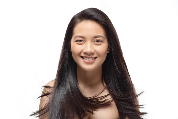 Retrato de mujer asiática sonriente con cabello hermoso y saludable aislado en blanco - foto de stock