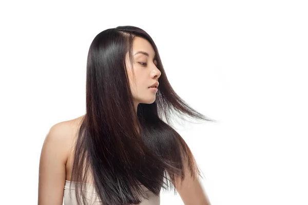Portrait de jeune femme asiatique avec de beaux cheveux sains isolés sur blanc — Photo de stock