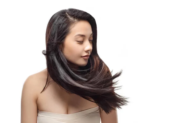 Retrato de mujer asiática joven con cabello hermoso y saludable aislado en blanco - foto de stock