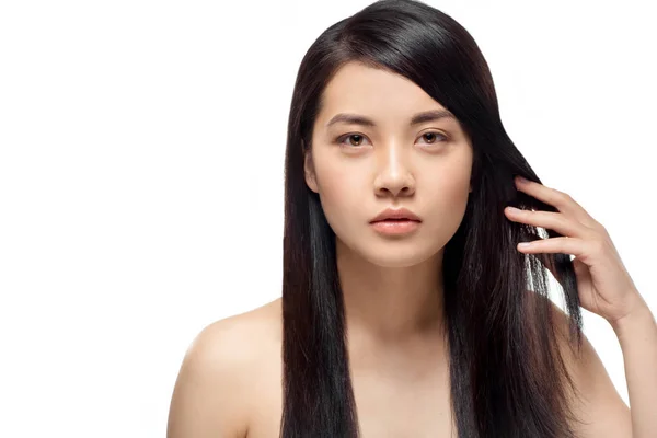 Портрет красивой молодой азиатской женщины со здоровыми темными волосами, изолированными на белом — стоковое фото