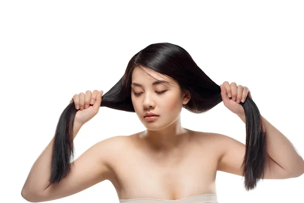 Porträt einer schönen jungen Asiatin mit gesunden dunklen Haaren, isoliert auf weißem Grund — Stockfoto