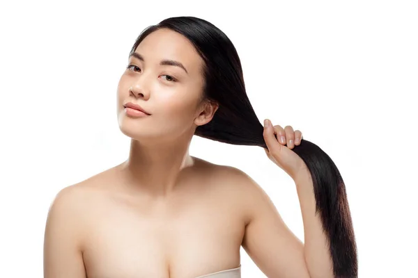 Retrato de hermosa joven mujer asiática con cabello oscuro saludable aislado en blanco - foto de stock