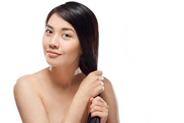 Portrait de belle femme asiatique souriante aux cheveux noirs en bonne santé isolé sur blanc — Photo de stock