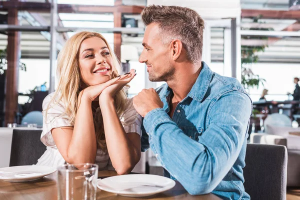 Glückliches Paar schaut einander am Tisch im Café an — Stockfoto