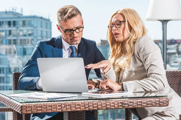 Selbstbewusste Geschäftskollegen nutzen Laptop bei Geschäftstreffen im Café — Stockfoto