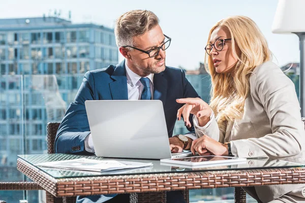 Selbstbewusste Geschäftskollegen nutzen Laptop bei Geschäftstreffen im Café — Stockfoto