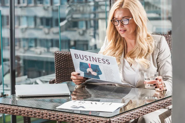 Retrato de mulher de negócios bonita com vidro de jornal de leitura de água em café — Fotografia de Stock