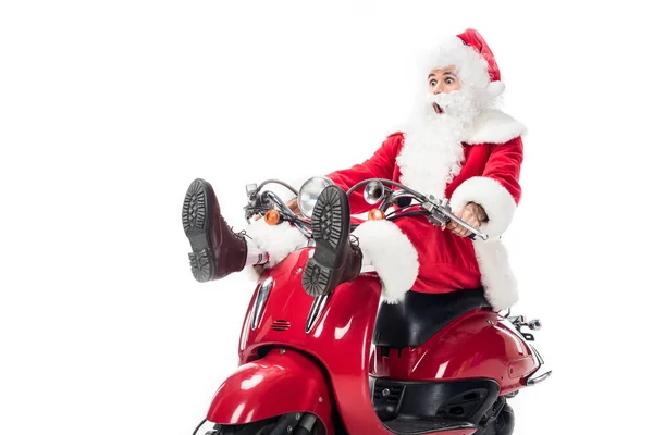 Impactado santa claus en traje de montar en scooter aislado sobre fondo blanco - foto de stock