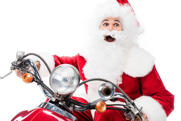 Збуджений Санта Клаус в костюмі їде на скутері ізольовано на білому тлі — стокове фото