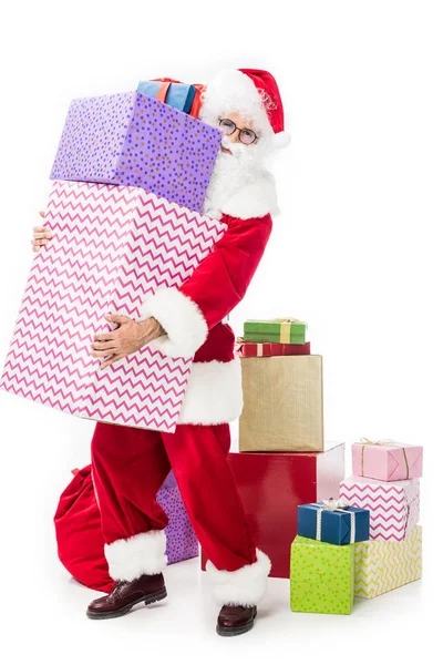 Weihnachtsmann in Brille mit Stapel von Geschenkschachteln auf weißem Hintergrund — Stockfoto