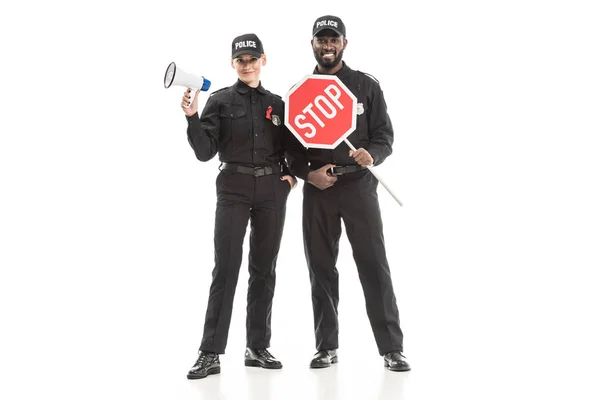 Щасливі поліцейські зі стоп-дорожнім знаком і мегафоном, дивлячись на камеру ізольовано на білому, допомагає концепції обізнаності — стокове фото