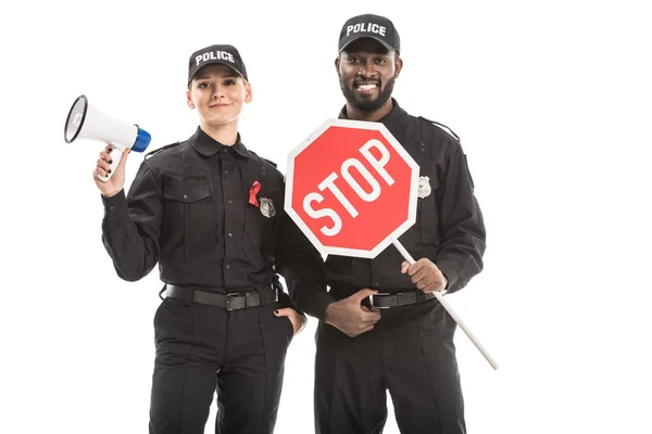 Agentes de policía sonrientes con señal de stop road y megáfono mirando a la cámara aislada en blanco, SIDA concepto de conciencia - foto de stock