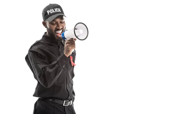 Sorridente policial afro-americano com sensibilização aids fita vermelha gritando com megafone isolado no branco — Fotografia de Stock