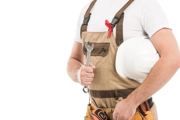 Abgeschnittene Aufnahme des Bauarbeiters mit Hilfsmitteln Bewusstsein rotes Band auf Gesamt-Halteschlüssel und Helm isoliert auf weiß — Stockfoto