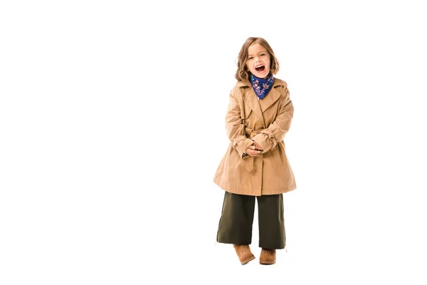 Gritando criança pequena no casaco de trincheira isolado no branco — Fotografia de Stock