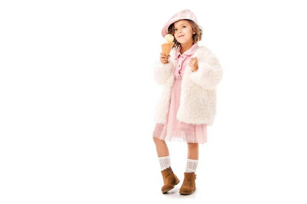 Чарівна щаслива дитина в стильному одязі з морозивом ізольована на білому — стокове фото