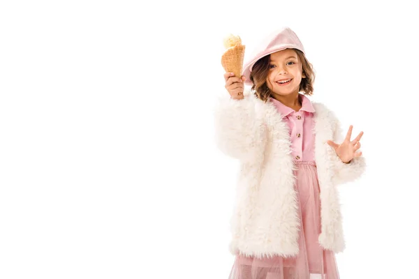 Hermoso niño feliz en ropa elegante con helado mirando a la cámara aislada en blanco - foto de stock