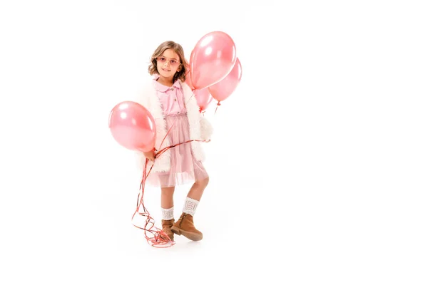 Stilvolle entzückende Kind mit rosa Luftballons isoliert auf weiß — Stockfoto