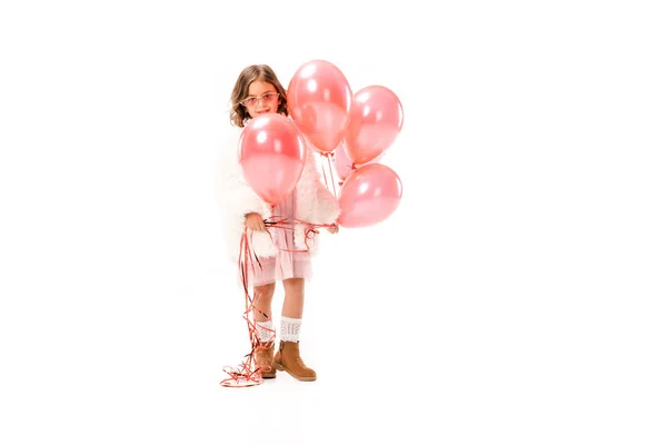 Niño pequeño con estilo con globos de aire rosa aislados en blanco - foto de stock