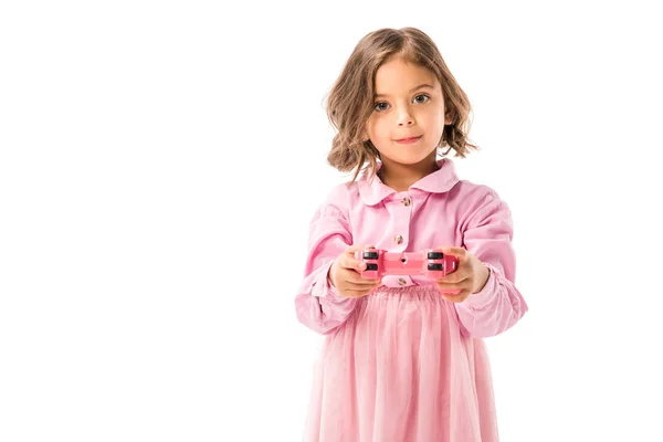 Милый ребенок в розовом платье играет в видеоигру с геймпадом изолированы на белом — стоковое фото