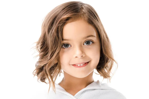 Retrato de niño lindo en albornoz blanco aislado en blanco - foto de stock