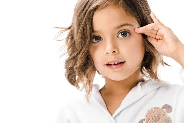 Retrato de niño lindo en albornoz blanco aislado en blanco - foto de stock