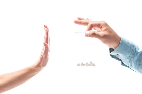 Обрізане зображення жінки, що відкидає таблетки ізольовані на білому — стокове фото