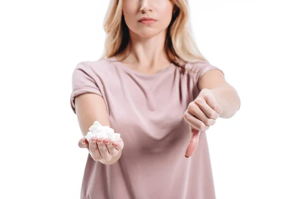 Обрезанный образ женщины, держащей нездоровый белый сахар и показывающий большой палец вниз изолированы на белом — стоковое фото