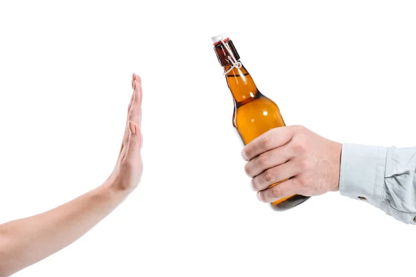 Abgeschnittenes Bild einer Frau, die eine Bierflasche auf Weiß ablehnt — Stockfoto