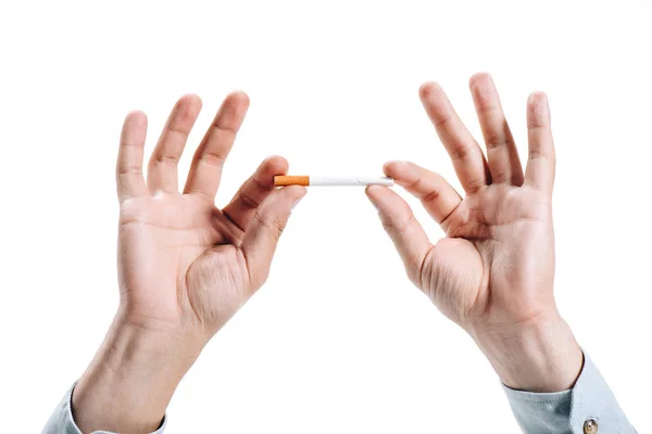 Imagen recortada de hombre sosteniendo cigarrillo malsano aislado en blanco - foto de stock