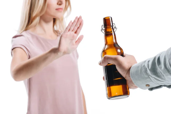 Immagine ritagliata di donna bionda che rifiuta bottiglia di birra malsana isolata su bianco — Foto stock