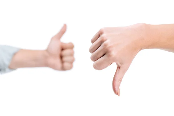 Imagen recortada de la mujer y el hombre mostrando el pulgar hacia arriba y el pulgar hacia abajo aislado en blanco - foto de stock