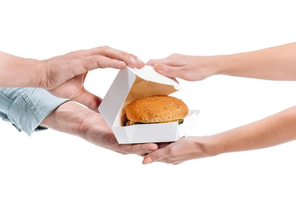 Imagen recortada de la mujer paquete abierto con comida rápida poco saludable aislado en blanco - foto de stock