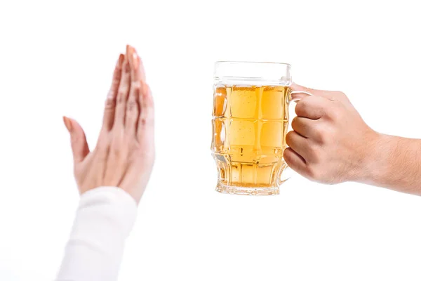 Imagen recortada de mujer rechazando vaso de cerveza aislado en blanco - foto de stock