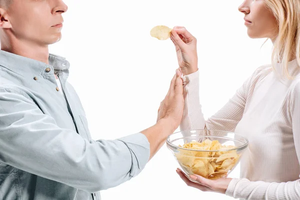 Image recadrée de l'homme rejetant les croustilles malsaines de la femme isolée sur blanc — Photo de stock