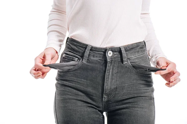 Imagem cortada de mulher mostrando bolsos vazios isolados em branco — Fotografia de Stock