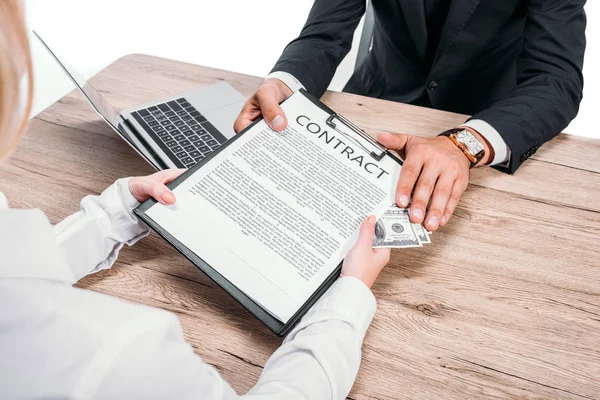 Обрізане зображення бізнесмена, який відмовляється від хабара в буфері з контрактом в офісі ізольовано на білому — стокове фото